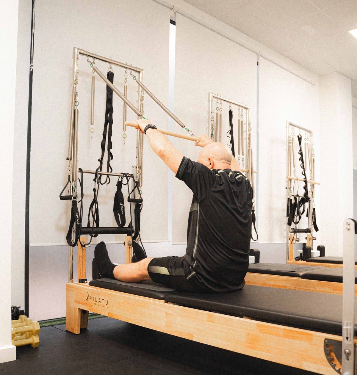 Ejercicio de pilates en máquina Reformer